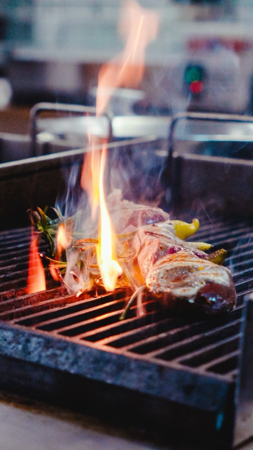 Gegrilltes Fleisch über offener Flamme in der Denkfabrik