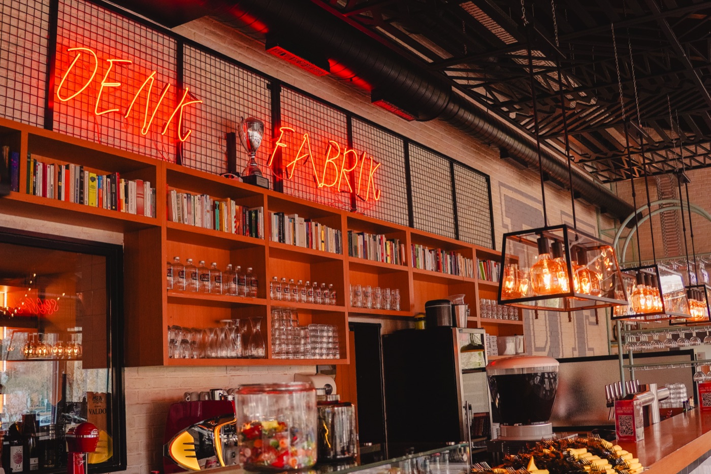 Denkfabrik am Sportpark — Innenansicht mit Neon-Schrift